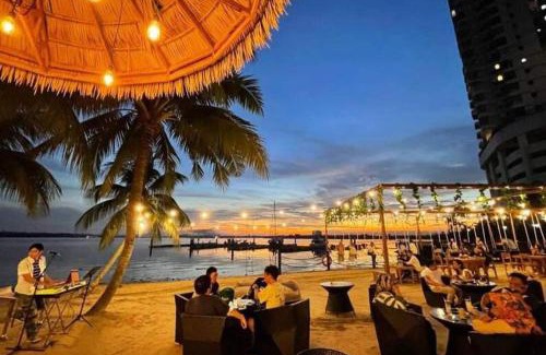 Central District Apartment | Sunset Seaside Retreat@13pax - Direct Beach Access
