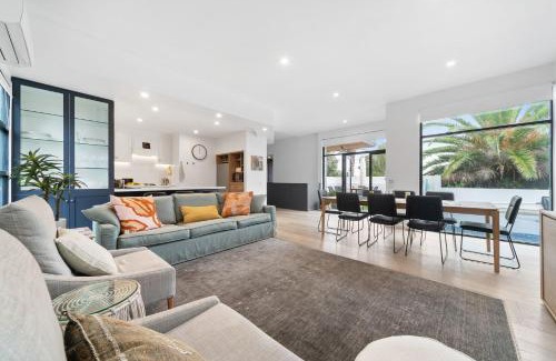 Mornington House | Sunset Seaside Sanctuary