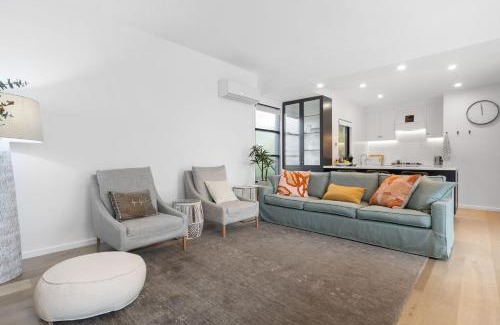 Mornington House | Sunset Seaside Sanctuary