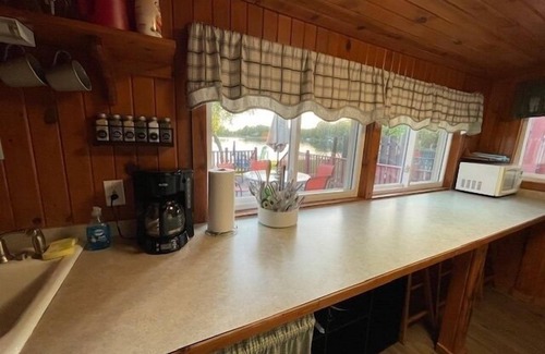 Clare Cottage | Sunset Shores #2 -Golf: Experience Fall's Beauty at Stevenson Lake