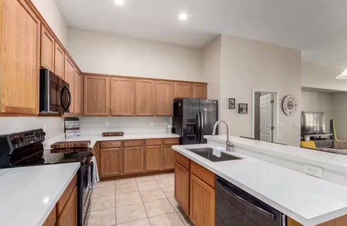 Rovey Farm Estates House | Sunset Stadium Stay! 5 Min Drive to State Farm Stadium, Westgate, Top Golf