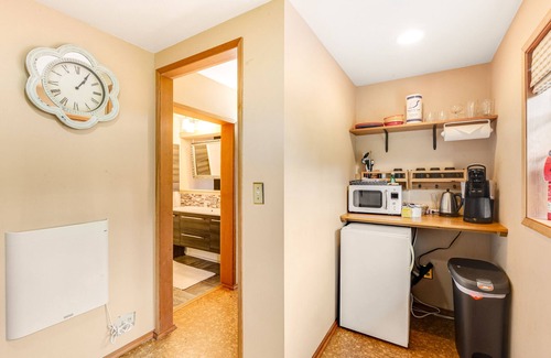 Deer Harbor Cabin | Sunset Studio with Stunning Views and Hot Tub - Dog-Friendly