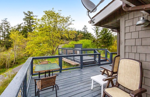 Deer Harbor Cabin | Sunset Studio with Stunning Views and Hot Tub - Dog-Friendly