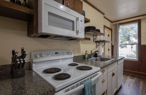 Market District Apartment | Sunset - The Rhodee House #1
