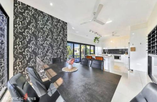Stuart Park House | Sunsets & City Skyline Views With Pool