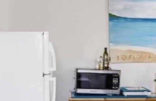 Pompano Beach Cottage | Sunshine Cottage, minutes to the beach.