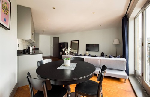 St. Mary's Park Apartment | Sunshine In My Mood – 2 Bedroom Flat in Battersea