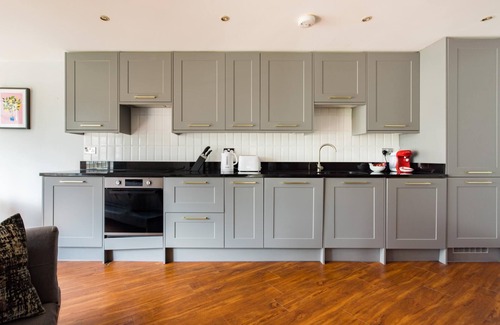 St. Mary's Park Apartment | Sunshine In My Mood – 2 Bedroom Flat in Battersea