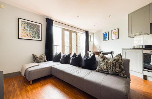 St. Mary's Park Apartment | Sunshine In My Mood - 2 Bedroom Flat in Battersea