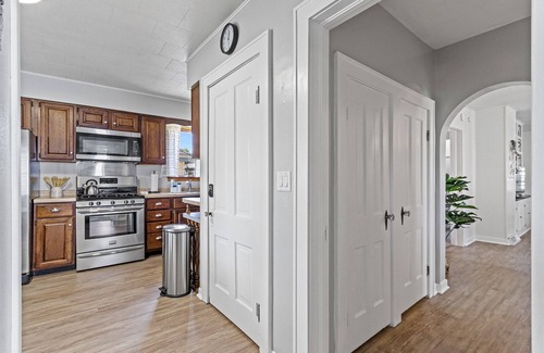 Wisconsin Dells House | Sunshine Retreat on Vine, Steps from Broadway