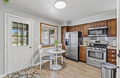 Wisconsin Dells House | Sunshine Retreat on Vine, Steps from Broadway