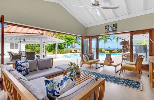 Runaway Bay Villa | Sunspot 6-BEACHFRONT VILLA! POOL, STAFF!