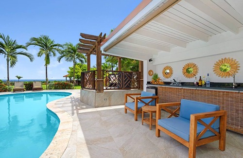 Runaway Bay Villa | Sunspot in Runaway Bay by Personal Villas - Beachfront Bliss! Private Pool