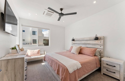 St. George House | Sunstone Casita: Desert Color Lagoon + Beaches