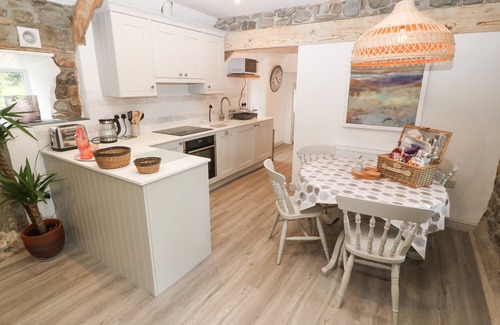 Cilan Uchaf Cottage | SUNSTONE (GARREG HAUL), pet friendly, with a garden in Abersoch