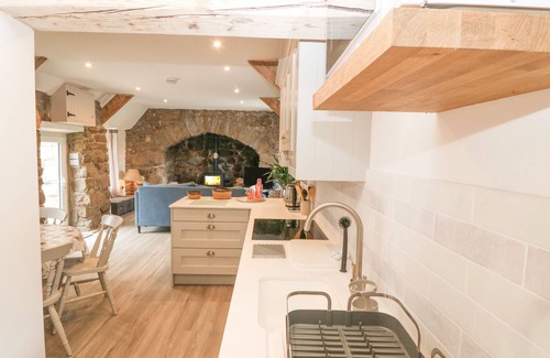 Cilan Uchaf Cottage | SUNSTONE (GARREG HAUL), pet friendly, with a garden in Abersoch