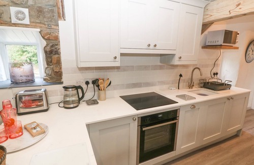 Cilan Uchaf Cottage | SUNSTONE (GARREG HAUL), pet friendly, with a garden in Abersoch
