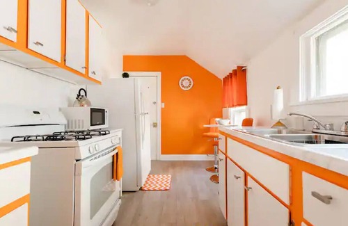 Cleveland House | Sunstone Retreat: Inviting 2BR Upper Unit | Laundry & Parking 9 Min To Downtown
