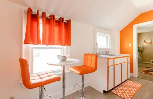Cleveland House | Sunstone Retreat: Inviting 2BR Upper Unit | Laundry & Parking 9 Min To Downtown