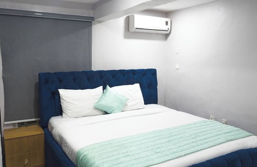 Somolu Apartment | Sunstone welcoming apartment with AC in lively Lagos