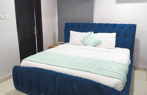 Somolu Apartment | Sunstone welcoming apartment with AC in lively Lagos
