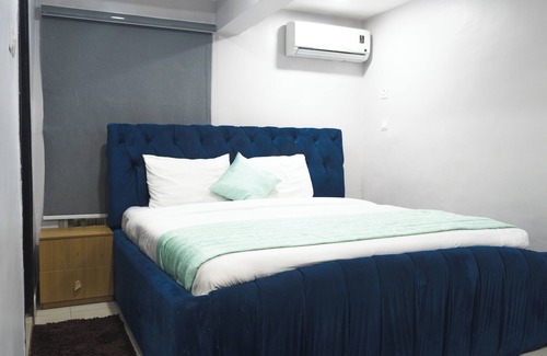 Somolu Apartment | Sunstone welcoming apartment with AC in lively Lagos