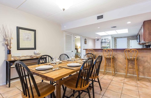 South Padre Island Condo | Suntide II 206 - Condo w/Private Balcony, Beachfront Pool & Spa, Sun Deck, Sand Volleyball, Tennis Court