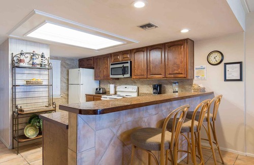 South Padre Island Condo | Suntide II 206 - Condo w/Private Balcony, Beachfront Pool & Spa, Sun Deck, Sand Volleyball, Tennis Court