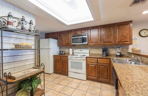 South Padre Island Condo | Suntide II 206 - Condo w/Private Balcony, Beachfront Pool & Spa, Sun Deck, Sand Volleyball, Tennis Court