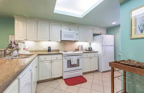 South Padre Island Condo | Suntide II 401 - Beachfront Direct Ocean Views, Private Balcony, Heated Pool, Hot Tub, Beach Access, Walking distance to Dining and Shopping