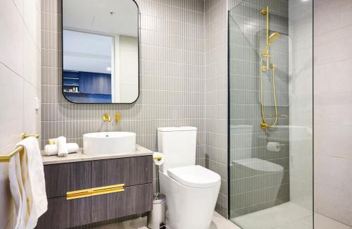 Sunshine Apartment | Sunview Modern 2-Bed with City Views