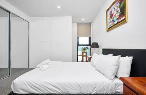 Sunshine Apartment | Sunview Modern 2-Bed with City Views