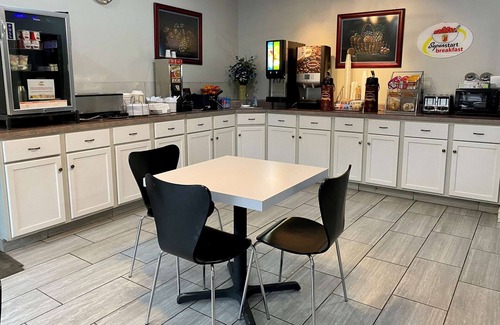 Bloomington Hotel | Super 8 by Wyndham Bloomington University Area