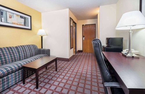 Bloomington Hotel | Super 8 by Wyndham Bloomington University Area