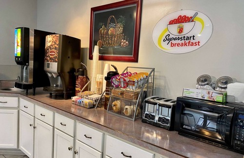 Bloomington Hotel | Super 8 by Wyndham Bloomington University Area