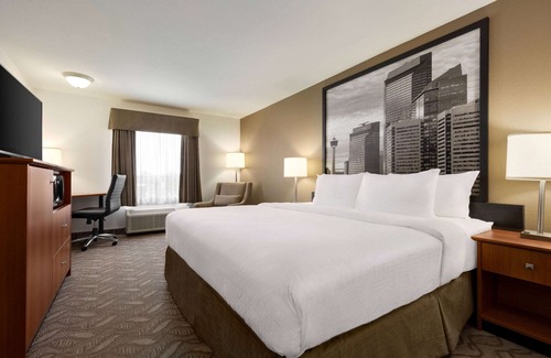 Southwest Calgary Hotel | Super 8 by Wyndham Calgary Shawnessy Area