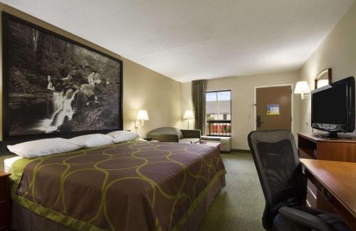 Calhoun Hotel | Super 8 by Wyndham Calhoun