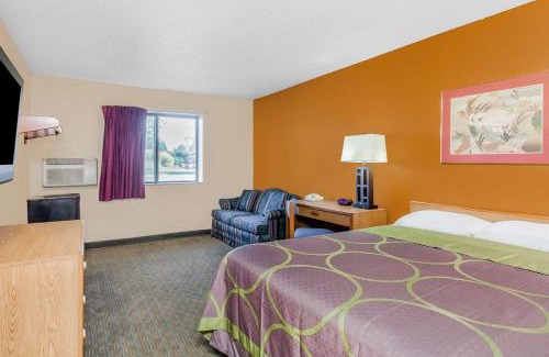 Charlotte Hotel | Super 8 by Wyndham Charlotte/Amusement Park Area