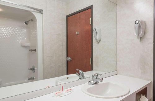 Grayson Hotel | Super 8 by Wyndham Grayson