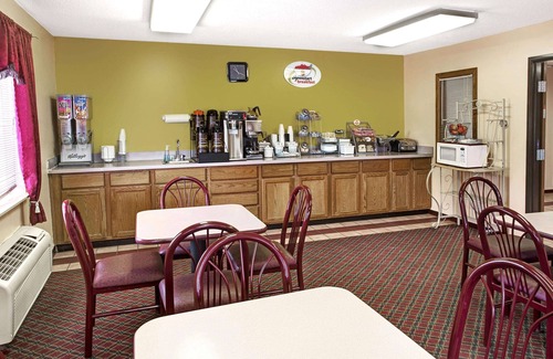 Heath Hotel | Super 8 by Wyndham Heath/Newark