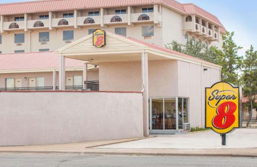 Downtown Hotel | Super 8 by Wyndham Lubbock Civic Center North