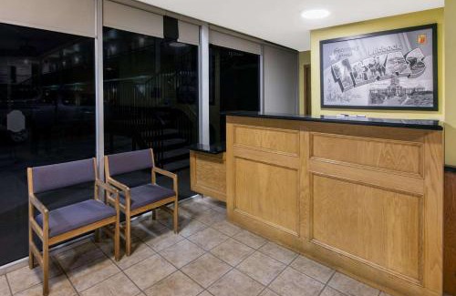 Downtown Hotel | Super 8 by Wyndham Lubbock Civic Center North
