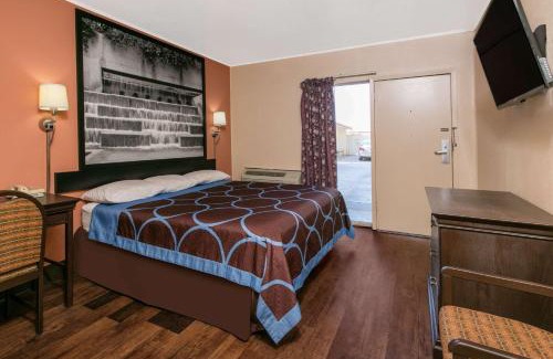 Downtown Hotel | Super 8 by Wyndham Lubbock Civic Center North