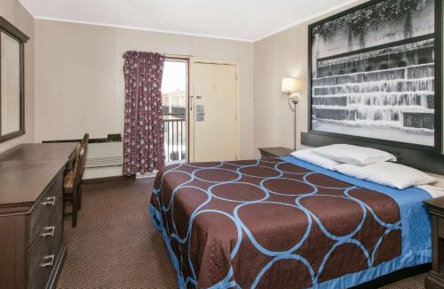 Downtown Hotel | Super 8 by Wyndham Lubbock Civic Center North