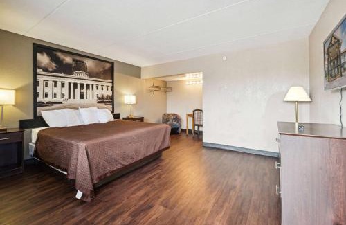 Millbury Hotel | Super 8 by Wyndham Millbury/Toledo