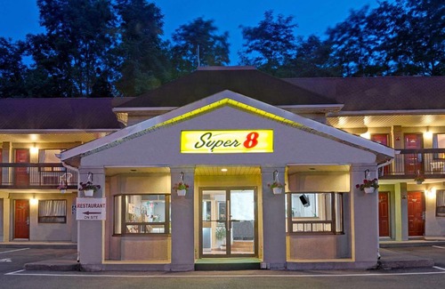 Silvertown Hotel | Super 8 by Wyndham Niagara Falls North
