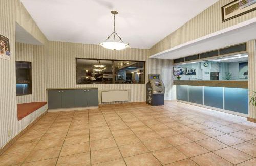 Silvertown Hotel | Super 8 by Wyndham Niagara Falls North