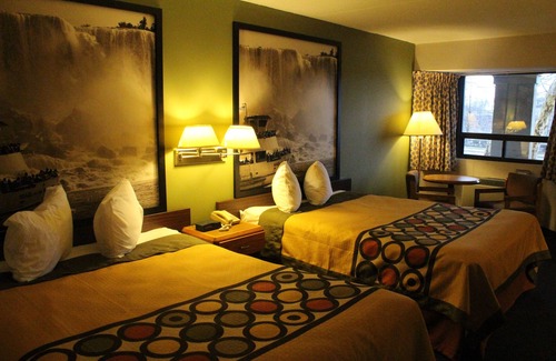 Silvertown Hotel | Super 8 by Wyndham Niagara Falls North