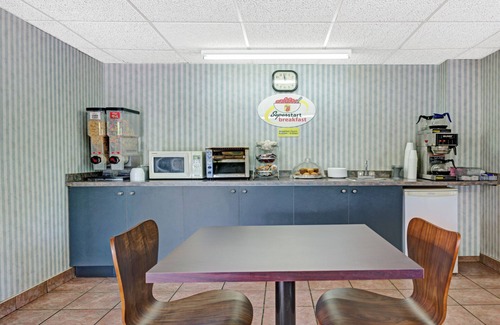 Silvertown Hotel | Super 8 by Wyndham Niagara Falls North