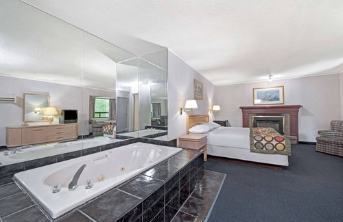 Silvertown Hotel | Super 8 by Wyndham Niagara Falls North